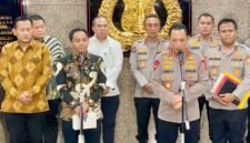 Kapolri Jenderal Polisi Listyo Sigit Prabowo bersama Menteri Kehutanan Raja Juli Antoni dalam konferensi pers di Mabes Polri, Jakarta. (Istimewa/Wawasannews)