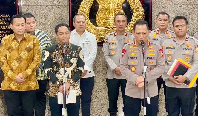 Kapolri Jenderal Polisi Listyo Sigit Prabowo bersama Menteri Kehutanan Raja Juli Antoni dalam konferensi pers di Mabes Polri, Jakarta. (Istimewa/Wawasannews)