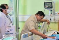 Presiden Prabowo Subianto saat menjenguk seorang siswa kecelakaan mobil SPPG di SD 01 Cilincing. (Istimewa/Wawasannews)