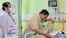 Presiden Prabowo Subianto saat menjenguk seorang siswa kecelakaan mobil SPPG di SD 01 Cilincing. (Istimewa/Wawasannews)