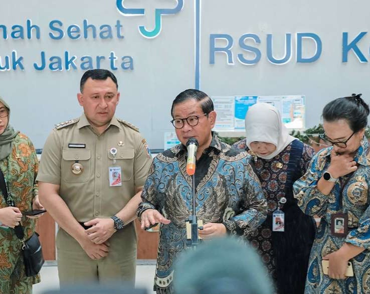 Gubernur DKI Jakarta, Pramono Anung (tengah) saat mengunjungi korban yang tertabrak mobil operasional MBG di RSUD Koja. (Istimewa/Wawasannews)