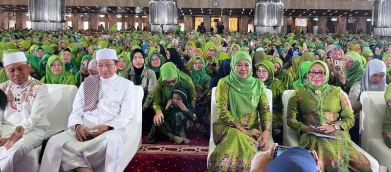 Ustad Das'ad Latif, Menteri Agama Nasaruddin Umar, Ketua Umum Dewan Pembina PP Muslimat NU Khofifah Indar Parawansa dan Menteri Pemberdayaan Perempuan dan Perlindungan Anak Arifah Fauzi (dari kiri ke kanan) saat menghadiri Peringatan Isra Mikraj Masjid Istiqlal di Masjiq Istiqlal, Jakarta, Sabtu, 17 Januari 2026. (Istimewa/Wawasannews)