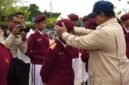 Presiden Prabowo Subianto membenarkan baret salah satu siswa Sekolah Rakyat Terpadu 9 Banjarbaru, Kalimantan Selatan, Senin (12/1/2026). (Istimewa/Wawasannews)
