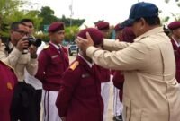 Presiden Prabowo Subianto membenarkan baret salah satu siswa Sekolah Rakyat Terpadu 9 Banjarbaru, Kalimantan Selatan, Senin (12/1/2026). (Istimewa/Wawasannews)