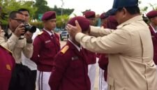 Presiden Prabowo Subianto membenarkan baret salah satu siswa Sekolah Rakyat Terpadu 9 Banjarbaru, Kalimantan Selatan, Senin (12/1/2026). (Istimewa/Wawasannews)