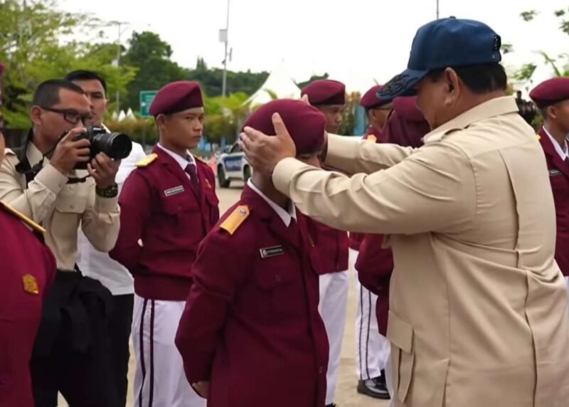 Presiden Prabowo Subianto membenarkan baret salah satu siswa Sekolah Rakyat Terpadu 9 Banjarbaru, Kalimantan Selatan, Senin (12/1/2026). (Istimewa/Wawasannews)