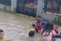 Anak-anak bermain air banjir menggunakan ban mobil di kawasan permukiman Desa Bulung Timur, Kecamatan Jekulo, Kabupaten Kudus, Jawa Tengah, Selasa (13/1/2026). (Istimewa/Wawasannews)