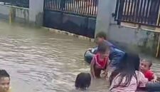 Anak-anak bermain air banjir menggunakan ban mobil di kawasan permukiman Desa Bulung Timur, Kecamatan Jekulo, Kabupaten Kudus, Jawa Tengah, Selasa (13/1/2026). (Istimewa/Wawasannews)