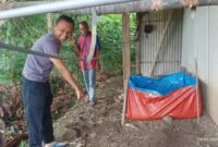 Prasetyanto menunjukkan retakan tanah di teras belakang rumahnya akibat tergerusnya tanggul Sungai Bodri di Dusun Pangempon, Desa Tegorejo, Kecamatan Pegandon, Kendal, Sabtu (23/1/2026). Foto : Istimewa/Wawasannews