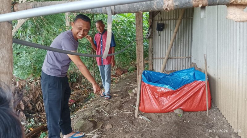 Prasetyanto menunjukkan retakan tanah di teras belakang rumahnya akibat tergerusnya tanggul Sungai Bodri di Dusun Pangempon, Desa Tegorejo, Kecamatan Pegandon, Kendal, Sabtu (23/1/2026). Foto : Istimewa/Wawasannews