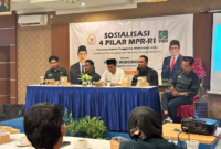 Anggota MPR RI Fraksi PKB, Eka Widodo, menyampaikan materi sosialisasi Empat Pilar Kebangsaan sekaligus mengajak masyarakat mendukung swasembada pangan nasional di Hotel Grand Dian Slawi, Kabupaten Tegal, Selasa (9/12/2025). Foto: WawasanNews.com.