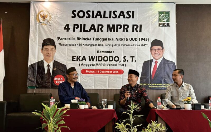 Anggota MPR RI Fraksi PKB, Eka Widodo, menyampaikan materi sosialisasi Empat Pilar Kebangsaan di Aula Kecamatan Wanasari, Kabupaten Brebes, Senin (15/12/2025). Foto: WawasanNews.com.
