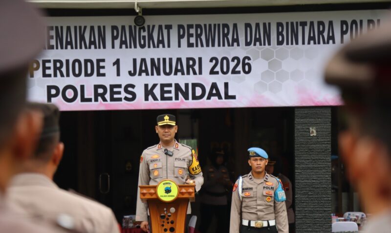 Kapolres Kendal AKBP Hendry Susanto Sianipar memimpin Upacara Kenaikan Pangkat Perwira dan Bintara Polri periode 1 Januari 2026 di halaman Mapolres Kendal. (Istimewa/Wawasannews)