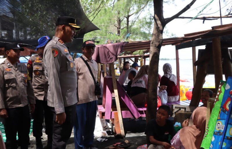 Kapolres Kendal bersama jajaran Polres Kendal menyapa dan memantau aktivitas pengunjung saat melakukan monitoring pengamanan libur Natal dan Tahun Baru di kawasan wisata Pantai Ngebum, Kecamatan Kaliwungu, Kabupaten Kendal. (Istimewa/Wawasannews)