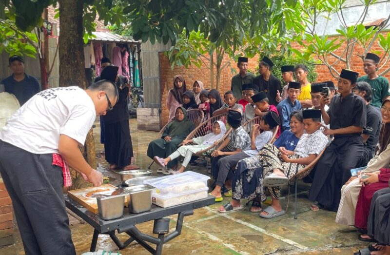 Santri laju Madrasah Budaya Pungkuran, Kaliwungu, Kabupaten Kendal, mengikuti pelatihan memasak dengan membuat pizza dalam kegiatan Santri Camp. (Istimewa/Wawasannews)