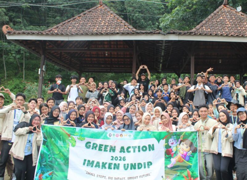 Mahasiswa Ikatan Mahasiswa Kendal (IMAKEN) Universitas Diponegoro berfoto bersama usai kegiatan Green Action 2026 di Desa Gebangan, Kecamatan Pageruyung, Kabupaten Kendal. (Istimewa/Wawasannews)