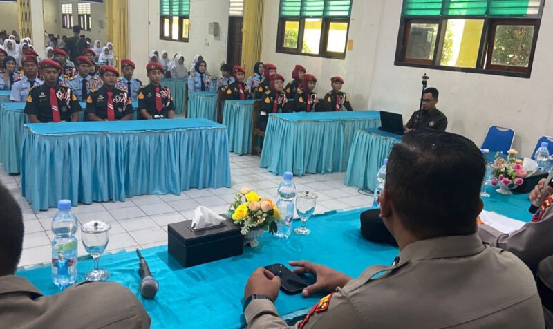 Jajaran Sat Binmas Polres Kendal memberikan pembinaan dan penguatan karakter kepada siswa SMK Bina Utama Kendal di aula sekolah, Senin (5/1/2026), sebagai upaya menanamkan kedisiplinan, etika bermedia sosial, serta pencegahan kenakalan remaja sejak dini. (Istimewa/Wawasannews)
