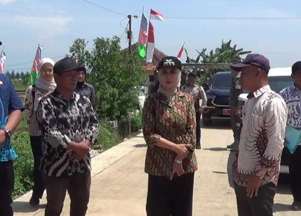 Bupati Kendal Dyah Kartika Permanasari berdialog dengan perangkat desa dan warga saat meninjau pembangunan jalan desa di Desa Sendang Sikucing, Kecamatan Rowosari, Kabupaten Kendal, sebagai upaya meningkatkan akses infrastruktur dan perekonomian masyarakat pesisir. (Istimewa/Wawasannews)