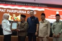 Ketua DPRD Kendal Mahfud Sodiq menerima dokumen Raperda Perubahan Pajak Daerah dan Retribusi Daerah dari Bupati Kendal Dyah Kartika Permanasari dalam Rapat Paripurna DPRD Kabupaten Kendal, Rabu (7/1/2026).(Istimewa/Wawasannews)