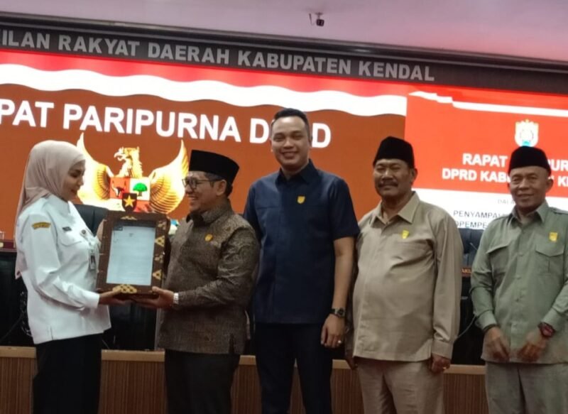 Ketua DPRD Kendal Mahfud Sodiq menerima dokumen Raperda Perubahan Pajak Daerah dan Retribusi Daerah dari Bupati Kendal Dyah Kartika Permanasari dalam Rapat Paripurna DPRD Kabupaten Kendal, Rabu (7/1/2026).(Istimewa/Wawasannews)