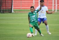 Pemain Persik Kendal (jersey hijau) berusaha melewati hadangan pemain Persibara Banjarnegara dalam laga Liga 4 di Stadion Utama Bahurekso. (Istimewa/Wawasannews)