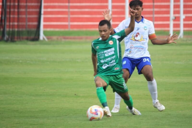 Pemain Persik Kendal (jersey hijau) berusaha melewati hadangan pemain Persibara Banjarnegara dalam laga Liga 4 di Stadion Utama Bahurekso. (Istimewa/Wawasannews)