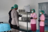 Kapolres Kendal AKBP Hendry Susanto Sianipar meninjau langsung proses produksi Makanan Bergizi Gratis (MBG) di SPPG Brangsong, Kabupaten Kendal, guna memastikan standar kebersihan, keamanan pangan, dan kesiapan distribusi ke sekolah-sekolah. (Istimewa/Wawasannews)