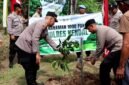 Kapolres Kendal AKBP Hendry Susanto Sianipar bersama jajaran melakukan penanaman pohon secara simbolis dalam kegiatan penanaman 1.000 pohon. (Istimewa/Wawasannews)