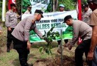 Kapolres Kendal AKBP Hendry Susanto Sianipar bersama jajaran melakukan penanaman pohon secara simbolis dalam kegiatan penanaman 1.000 pohon. (Istimewa/Wawasannews)