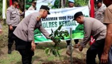 Kapolres Kendal AKBP Hendry Susanto Sianipar bersama jajaran melakukan penanaman pohon secara simbolis dalam kegiatan penanaman 1.000 pohon. (Istimewa/Wawasannews)