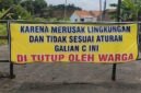 Spanduk penutupan akses tambang galian C dipasang warga di Kaliwungu, Kabupaten Kendal, sebagai bentuk protes atas aktivitas pertambangan yang dinilai merusak lingkungan dan tidak sesuai aturan. (Istimewa/Wawasannews)