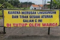 Spanduk penutupan akses tambang galian C dipasang warga di Kaliwungu, Kabupaten Kendal, sebagai bentuk protes atas aktivitas pertambangan yang dinilai merusak lingkungan dan tidak sesuai aturan. (Istimewa/Wawasannews)