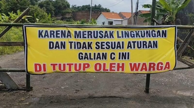 Spanduk penutupan akses tambang galian C dipasang warga di Kaliwungu, Kabupaten Kendal, sebagai bentuk protes atas aktivitas pertambangan yang dinilai merusak lingkungan dan tidak sesuai aturan. (Istimewa/Wawasannews)