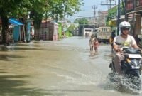 Warga melintasi genangan banjir yang merendam kawasan permukiman di Kota Kendal, Jawa Tengah, Kamis (15/1/2026). (Istimewa/Wawasannews)