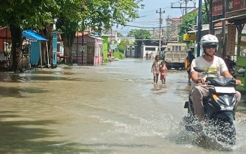 Warga melintasi genangan banjir yang merendam kawasan permukiman di Kota Kendal, Jawa Tengah, Kamis (15/1/2026). (Istimewa/Wawasannews)