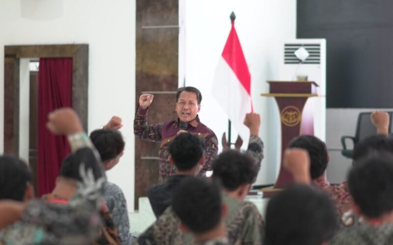 Kepala Pusat Pembiayaan Pendidikan Agama dan Pendidikan Keagamaan (PUSPENMA) Setjen Kementerian Agama, Ruchman memberi pembekalan kepemimpinan dan penguatan idealisme. (Wawasannews)