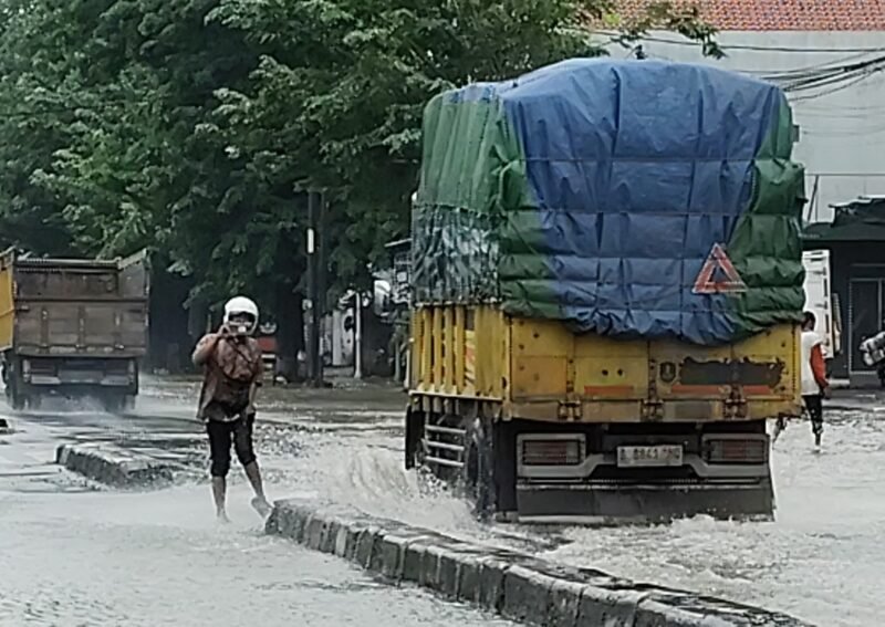 Genangan banjir merendam jalur Pantura dan kawasan permukiman di Kota Kendal, Kamis (15/1/2026), (Istimewa/Wawasannews)