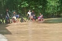 Genangan banjir yang merendam akses jalan di wilayah terdampak luapan Sungai Waridin, Kabupaten Kendal, Kamis (15/1/2026). (Istimewa/Wawasannews)