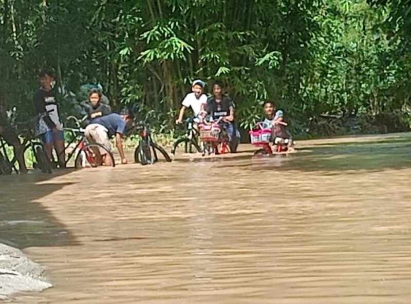 Genangan banjir yang merendam akses jalan di wilayah terdampak luapan Sungai Waridin, Kabupaten Kendal, Kamis (15/1/2026). (Istimewa/Wawasannews)