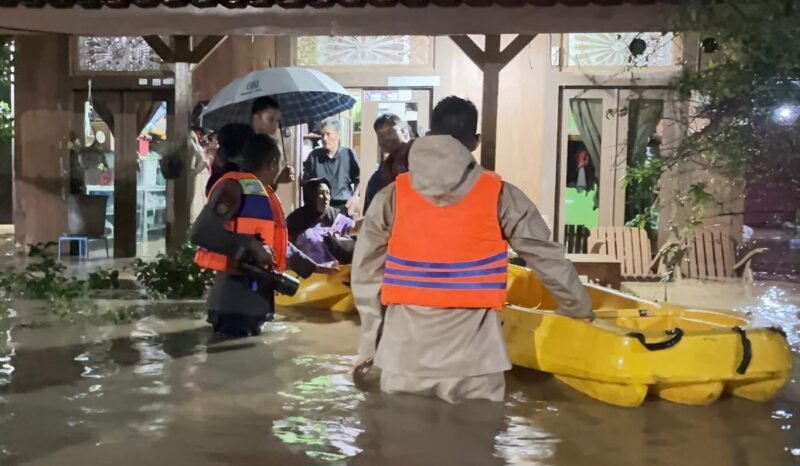 Petugas Polres Kendal mengevakuasi warga terdampak banjir menggunakan perahu karet di Desa Kebonadem, Kecamatan Brangsong, Kamis (15/1/2026). (Istimewa/Wawasannews)