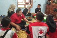 Relawan PMI bersama warga menyiapkan makanan siap saji untuk korban banjir di Desa Karangmulyo, Kecamatan Pegandon, Kabupaten Kendal, Jumat (16/1/2026). (Istimewa/Wawasannews)