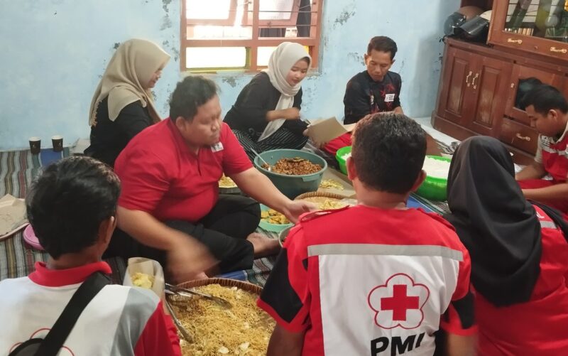 Relawan PMI bersama warga menyiapkan makanan siap saji untuk korban banjir di Desa Karangmulyo, Kecamatan Pegandon, Kabupaten Kendal, Jumat (16/1/2026). (Istimewa/Wawasannews)