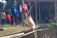 Warga Desa Kedungasri, Kecamatan Ringinarum, Kabupaten Kendal, meninjau kondisi bantaran Sungai Blukar yang mengalami longsor akibat curah hujan tinggi. (Istimewa/Wawasannews)