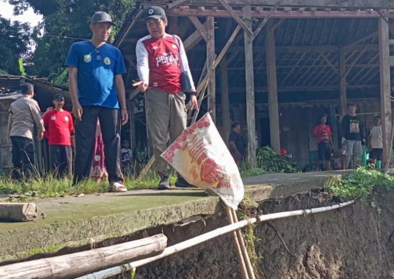 Warga Desa Kedungasri, Kecamatan Ringinarum, Kabupaten Kendal, meninjau kondisi bantaran Sungai Blukar yang mengalami longsor akibat curah hujan tinggi. (Istimewa/Wawasannews)