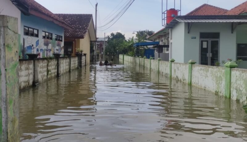 Kondisi banjir merendam permukiman warga di Kabupaten Kendal, Jawa Tengah. Luapan air menggenangi jalan dan fasilitas umum akibat hujan yang turun dengan intensitas tinggi dalam beberapa hari terakhir. (Istimewa/Wawasannews)