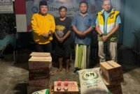 Pengurus DPD Partai Golkar Kabupaten Kendal bersama warga saat menyalurkan bantuan sembako bagi korban banjir di salah satu wilayah terdampak di Kabupaten Kendal, Sabtu (17/1/2026). (Istimewa/Wawasannews)