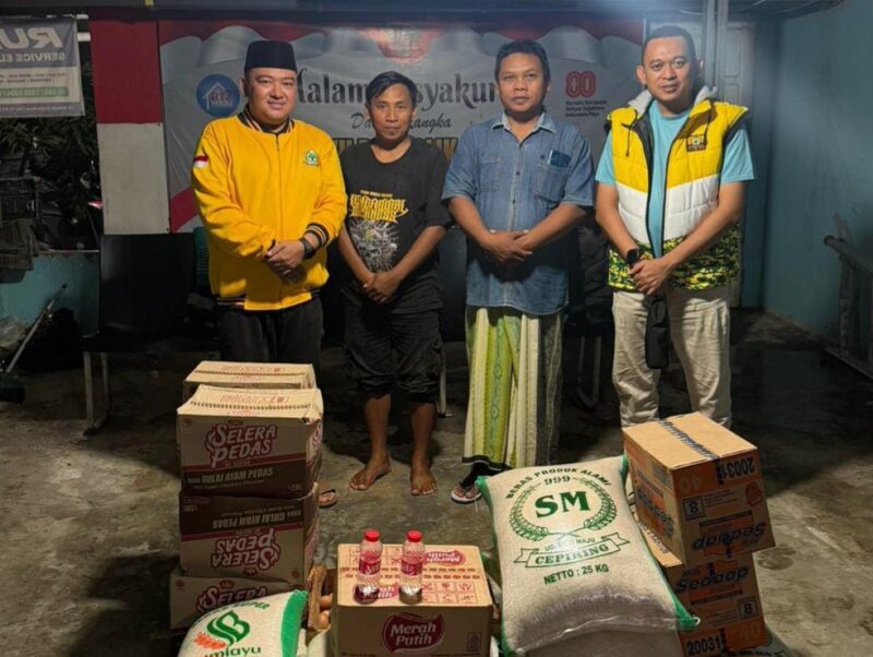Pengurus DPD Partai Golkar Kabupaten Kendal bersama warga saat menyalurkan bantuan sembako bagi korban banjir di salah satu wilayah terdampak di Kabupaten Kendal, Sabtu (17/1/2026). (Istimewa/Wawasannews)