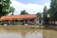 Kondisi halaman sekolah yang terendam banjir di Kabupaten Kendal, Jawa Tengah, Senin (19/1/2026). (Istimewa/Wawasannews)