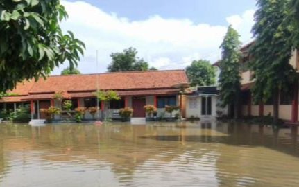 Kondisi halaman sekolah yang terendam banjir di Kabupaten Kendal, Jawa Tengah, Senin (19/1/2026). (Istimewa/Wawasannews)