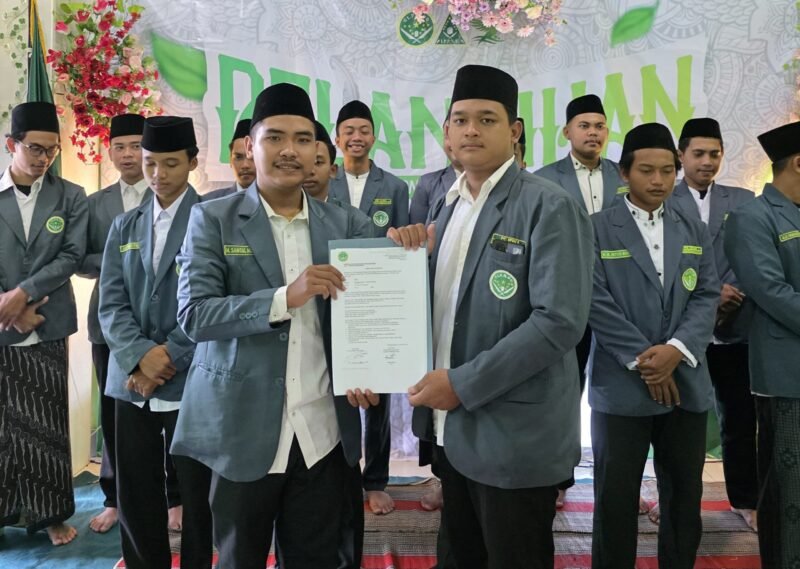 Ketua PC IPNU Kabupaten Kendal M. Samsul Muarif (kanan)  menyerahkan surat keputusan (SK) kepengurusan kepada Ketua PAC IPNU Kecamatan Kaliwungu Selatan Andika Raehan (kiri) masa khidmah 2025–2027. Dok Pribadi PAC. (Wawasannews)